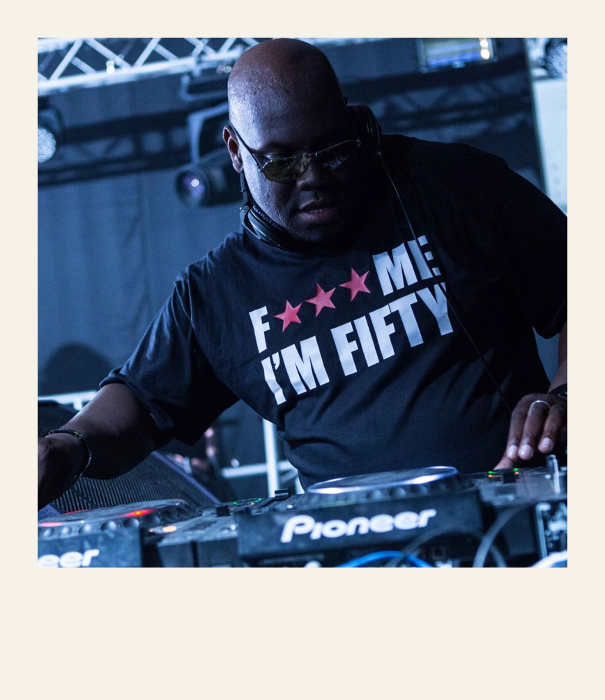 Carl Cox met het F*** Me I'm Fifty-shirt