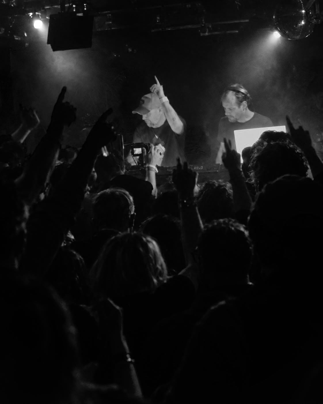 Publiek met handen omhoog voor de booth tijdens F*** Me I'm Fifty