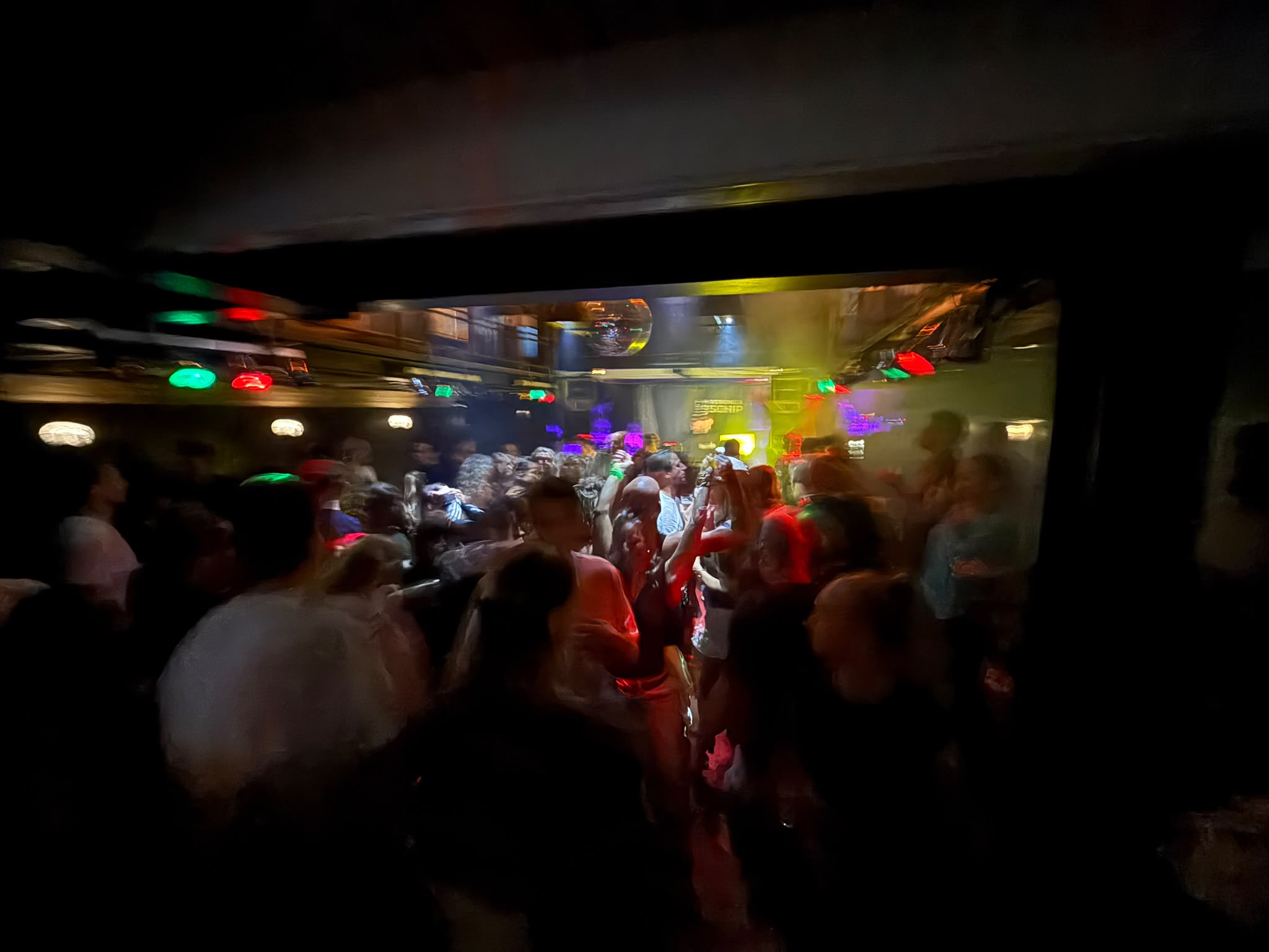 Volle dansvloer in de club